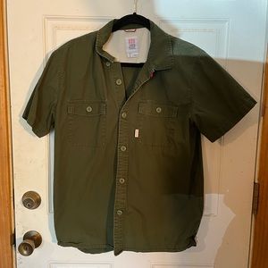 Men’s medium army green shirt